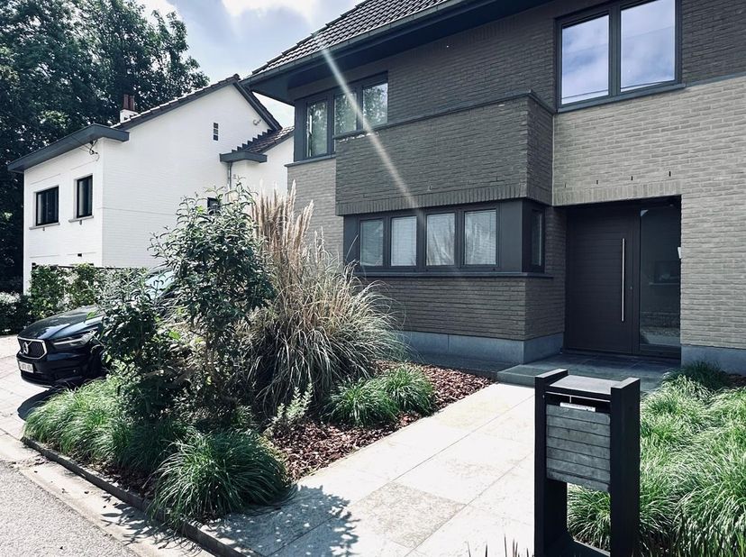 Maison moderne, économe en énergie, avec vue sur la nature&lt;br /&gt;
Située dans une rue calme en cul-de-sac, au cœur du hameau pittoresque d’Imde (Wolver